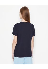 Armani Exchange - ARMANI EXCHANGE - Granatowy bawełniany T-shirt w serek. Typ kołnierza: dekolt w serek. Kolor: niebieski. Materiał: bawełna. Wzór: aplikacja