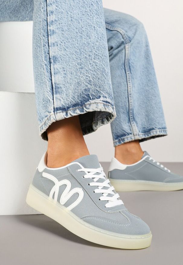 Renee - Niebieskie Sneakersy Kultowe Tenisówki Zdobione Abstrakcyjną Aplikacją Fendiva. Okazja: na co dzień. Zapięcie: sznurówki. Kolor: niebieski. Materiał: jeans. Wzór: aplikacja
