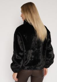 Born2be - Czarna Futrzana Kurtka Ozdobiona Kieszeniami Vetilina. Okazja: na co dzień. Kolor: czarny. Materiał: futro. Wzór: aplikacja. Styl: casual, elegancki #3