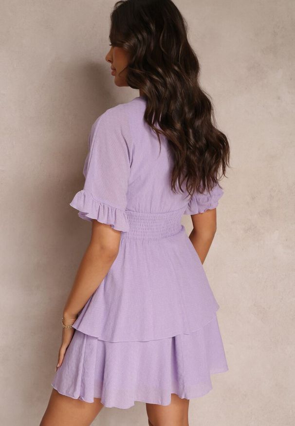 Renee - Fioletowa Zwiewna Sukienka Mini z Falbankami i Szeroką Gumką w Talii Olleanne. Typ kołnierza: kołnierz z falbankami. Kolor: fioletowy. Długość: mini