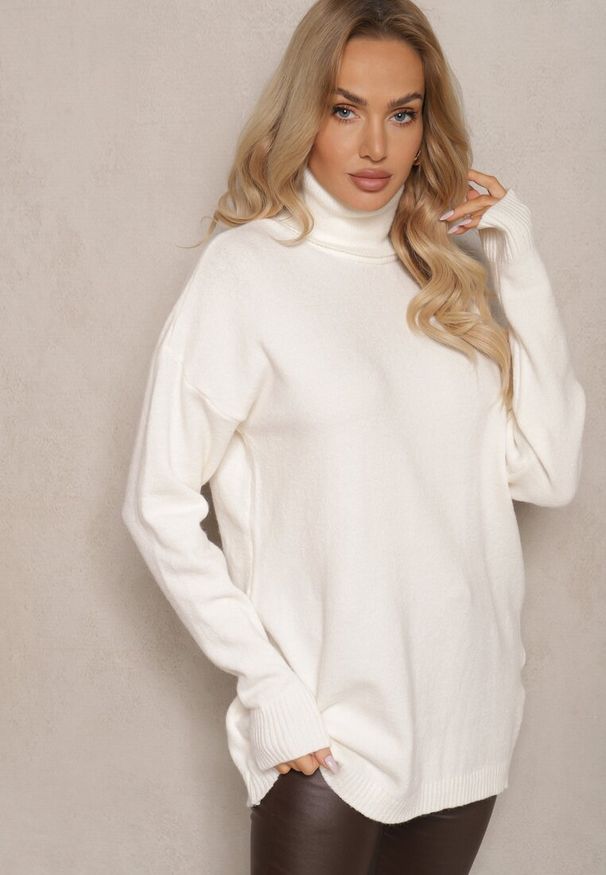 Renee - Jasnobeżowy Casualowy Golf o Prostym Kroju Derilena. Okazja: na co dzień. Typ kołnierza: golf. Kolor: beżowy. Długość rękawa: długi rękaw. Długość: długie. Styl: casual