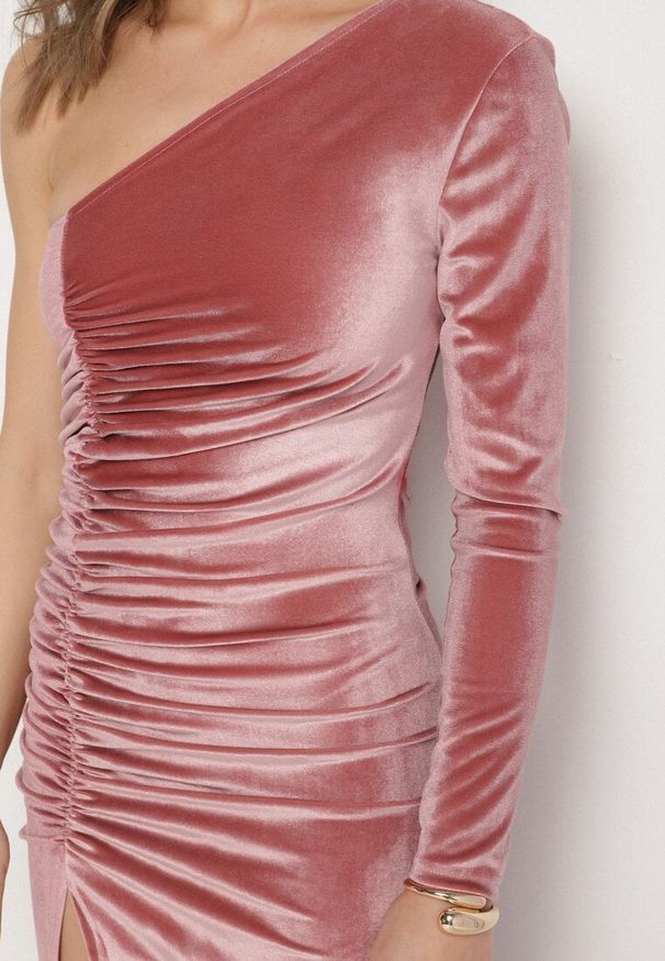 Born2be - Różowa Welurowa Sukienka o Asymetrycznym Kroju z Rozcięciem i Marszczeniem Folinda. Okazja: na ślub cywilny, na wesele, na imprezę. Kolor: różowy. Materiał: welur. Długość rękawa: długi rękaw. Typ sukienki: asymetryczne. Styl: elegancki