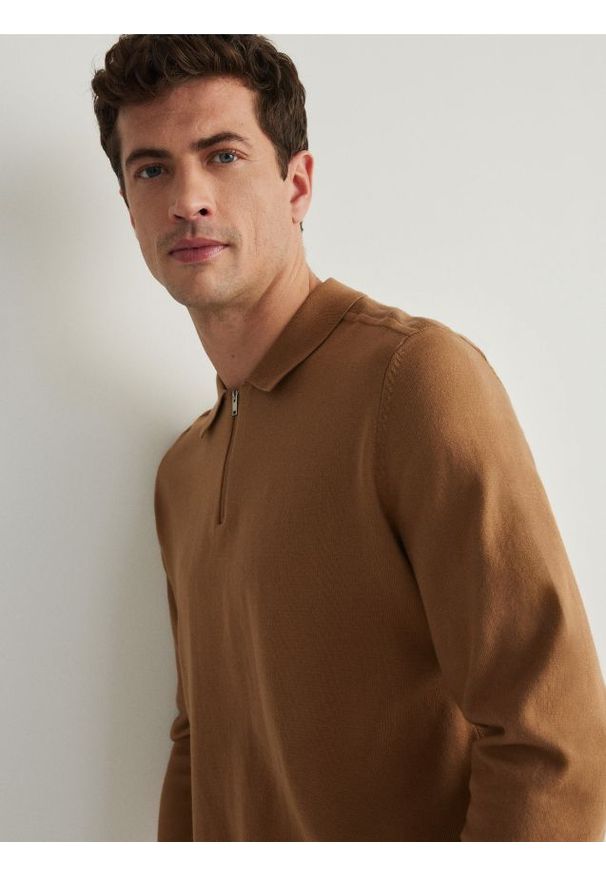 Reserved - Sweter z kołnierzem - brązowy. Kolor: brązowy. Materiał: bawełna, dzianina