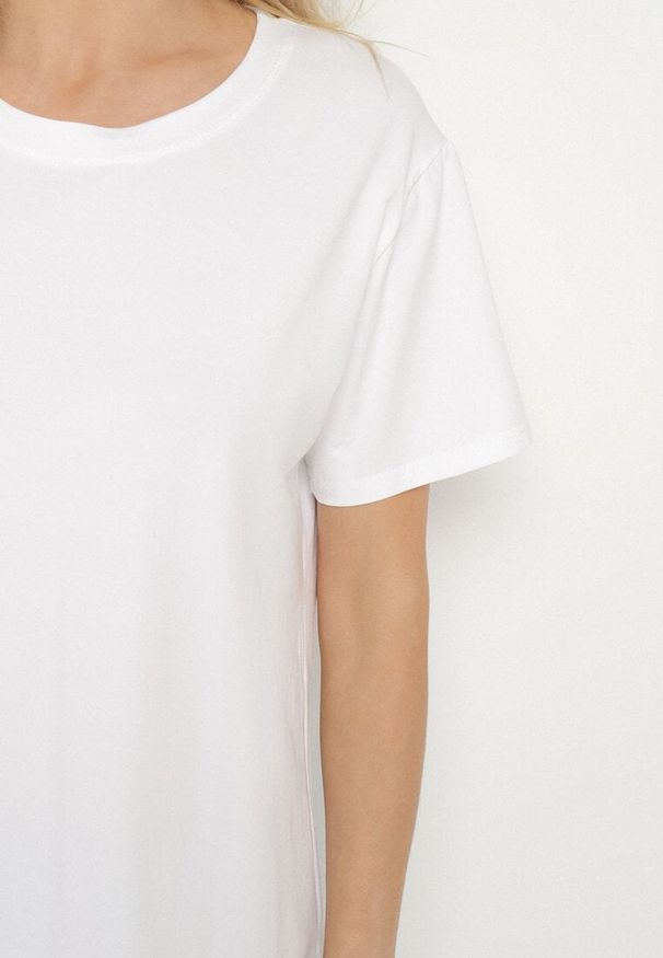 Born2be - Biały Gładki T-shirt z Bawełny o Klasycznym Kroju Natime. Kolor: biały. Materiał: bawełna. Wzór: gładki. Styl: klasyczny