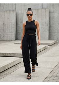 Sinsay - Wiskozowe spodnie wide leg z ozdobnym wiązaniem - czarny. Kolor: czarny. Materiał: wiskoza #1