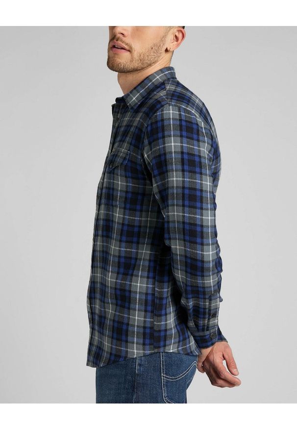 Lee - LEE CLEAN WESTERN MĘSKA KOSZULA W KRATĘ ANTHEM BLUE L66RDH21 112322655. Okazja: na co dzień. Materiał: jeans, bawełna, skóra. Długość rękawa: bez rękawów. Długość: krótkie. Sezon: zima, lato. Styl: casual, klasyczny, elegancki