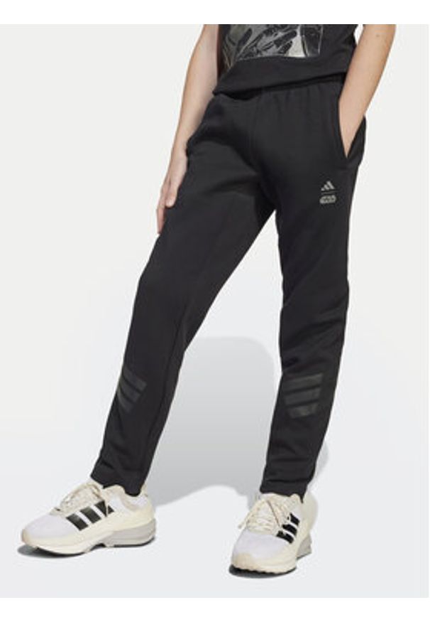 Adidas - adidas Spodnie dresowe Star Wars The Mandalorian™ JF3635 Czarny Regular Fit. Kolor: czarny. Materiał: bawełna. Wzór: motyw z bajki