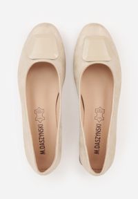 Born2be - Złote Czółenka na Niskim Obcasie z Elegancką Aplikacją i Skórzaną Wkładką Cezaline. Okazja: na co dzień, na spotkanie biznesowe, do pracy. Kolor: złoty. Materiał: skóra. Wzór: aplikacja. Obcas: na obcasie. Styl: elegancki. Wysokość obcasa: niski #7