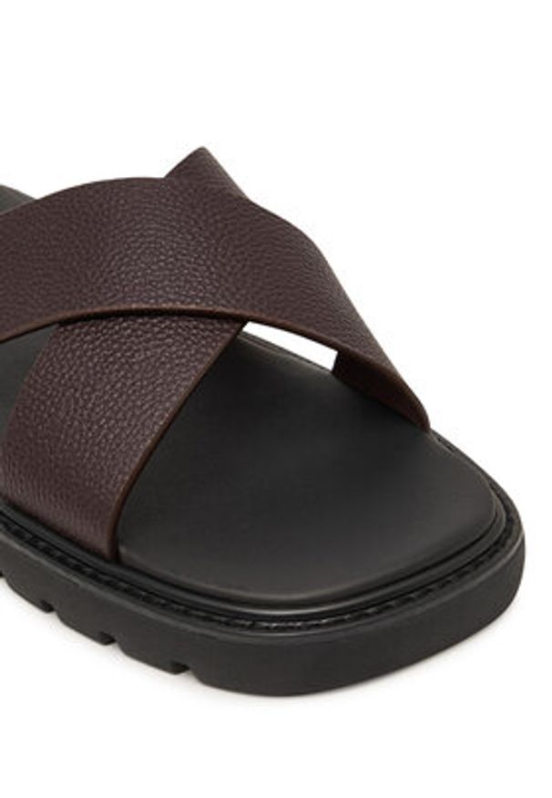 Calvin Klein Klapki Sq Molded Sandal Xcross Lth HM0HM02235 Brązowy. Kolor: brązowy. Materiał: skóra