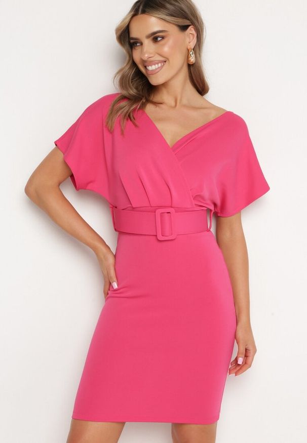 Born2be - Fuksjowa Sukienka z Kopertowym Dekoltem z Materiałowym Paskiem Zdobionym Klamrą Fienara. Okazja: na co dzień. Kolor: różowy. Materiał: materiał. Wzór: aplikacja. Typ sukienki: kopertowe. Styl: casual, klasyczny