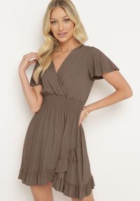 Born2be - Ciemnozielona Bawełniana Sukienka z Gumkami w Talii z Kopertowym Dekoltem i Falbankami Lolana. Typ kołnierza: kołnierz z falbankami. Kolor: brązowy. Materiał: bawełna. Długość rękawa: krótki rękaw. Typ sukienki: kopertowe #1