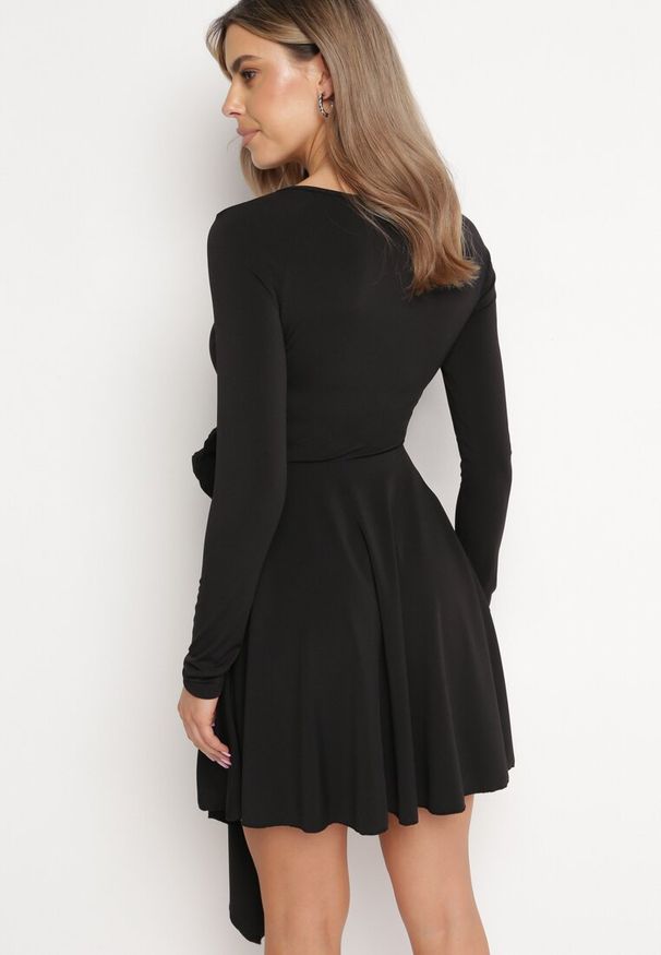 Born2be - Czarna Asymetryczna Sukienka Koktajlowa z Odpinaną Kwiatową Broszką Grangerra. Kolor: czarny. Wzór: kwiaty. Typ sukienki: asymetryczne. Styl: wizytowy