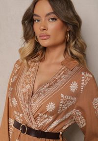 Renee - Beżowa Sukienka z Wiskozą i Kopertowym Dekoltem Mirilaine. Okazja: na co dzień. Typ kołnierza: dekolt kopertowy. Kolor: beżowy. Materiał: wiskoza. Typ sukienki: kopertowe. Styl: casual, elegancki, wizytowy