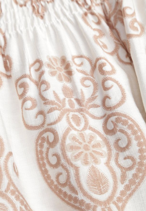 Born2be - Beżowa Wiskozowa Sukienka Hiszpanka w Etniczny Wzór Hywen. Okazja: na co dzień. Typ kołnierza: dekolt hiszpanka. Kolor: beżowy. Materiał: wiskoza. Wzór: paisley. Sezon: lato. Typ sukienki: rozkloszowane, proste. Styl: casual, klasyczny