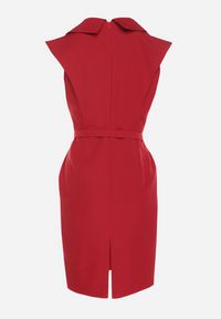 Born2be - Czerwona Dopasowana Sukienka Ozdobiona Paskiem z Klamrą Nandelli. Okazja: na spotkanie biznesowe. Typ kołnierza: dekolt w kształcie V. Kolor: czerwony. Wzór: aplikacja. Typ sukienki: dopasowane. Styl: biznesowy #6