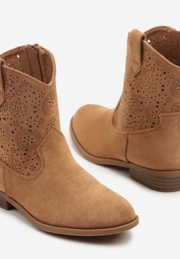 Renee - Brązowe Botki Kowbojki z Ażurowymi Zdobieniami Milriti. Okazja: na uczelnię. Kolor: brązowy. Materiał: jeans. Wzór: aplikacja, ażurowy. Styl: elegancki