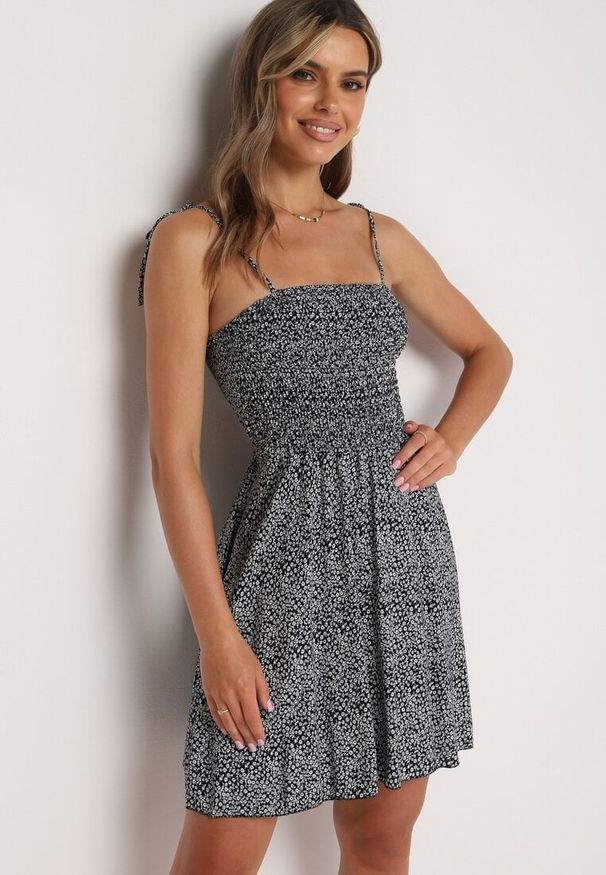 Born2be - Granatowa Taliowana Bawełniana Sukienka w Kwiaty na Ramiączkach Wiązana z Tyłu Neliora. Okazja: na co dzień, na spacer. Typ kołnierza: dekolt kwadratowy. Kolor: niebieski. Materiał: bawełna. Długość rękawa: na ramiączkach. Wzór: kwiaty. Typ sukienki: proste. Styl: casual, elegancki