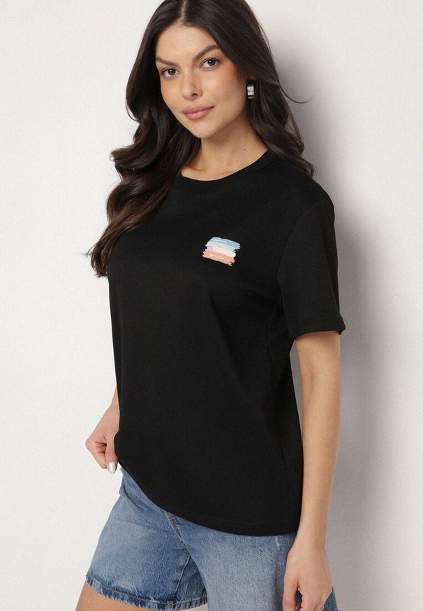 Born2be - Czarny T-shirt z Małym Nadrukiem Tenalera. Okazja: na co dzień. Kolor: czarny. Wzór: nadruk. Styl: klasyczny, casual, elegancki