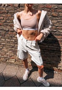 Sinsay - Jeansowe bermudy cargo - kremowy. Kolor: kremowy. Materiał: jeans
