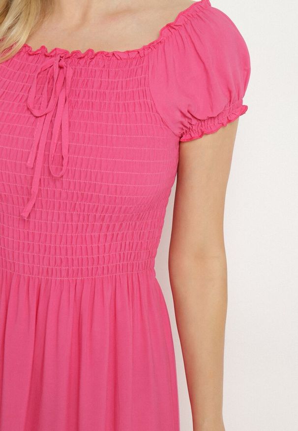 Born2be - Różowa Wiskozowa Sukienka Hiszpanka z Marszczoną Górą Jenanira. Okazja: na co dzień. Typ kołnierza: dekolt hiszpanka. Kolor: różowy. Materiał: wiskoza. Styl: klasyczny, casual
