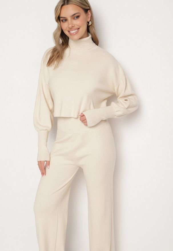 Born2be - Beżowy Komplet Dzianinowy z Wiskozą Bluza Golf ze Ściągaczami i Szerokie Spodnie Noridra. Kolor: beżowy. Materiał: wiskoza, dzianina