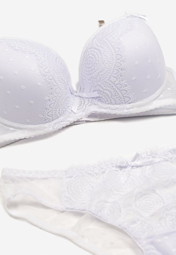 Renee - Biały Komplet z Koronki Majtki Typu Figi i Biustonosz z Kokardami i Usztywnieniem Arrbelia. Stan: podwyższony. Kolor: biały. Materiał: koronka. Wzór: koronka