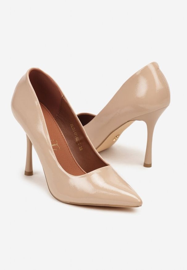 Renee - Beżowe Szpilki Vices z Lakierowanym Połyskiem i Skórzaną Wkładką Irdlie. Okazja: na randkę, na spotkanie biznesowe, do pracy. Kolor: beżowy. Materiał: skóra, lakier. Wzór: ażurowy. Obcas: na szpilce. Styl: biznesowy, elegancki, klasyczny. Wysokość obcasa: średni