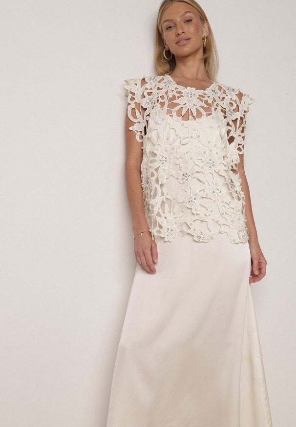 Born2be - Jasnobeżowa Satynowa Sukienka na Ramiączka z Wiskozy i Bawełny z Narzutką Messishis. Okazja: na co dzień. Kolor: beżowy. Materiał: wiskoza, satyna, bawełna. Długość rękawa: na ramiączkach. Wzór: aplikacja. Sezon: lato. Styl: casual