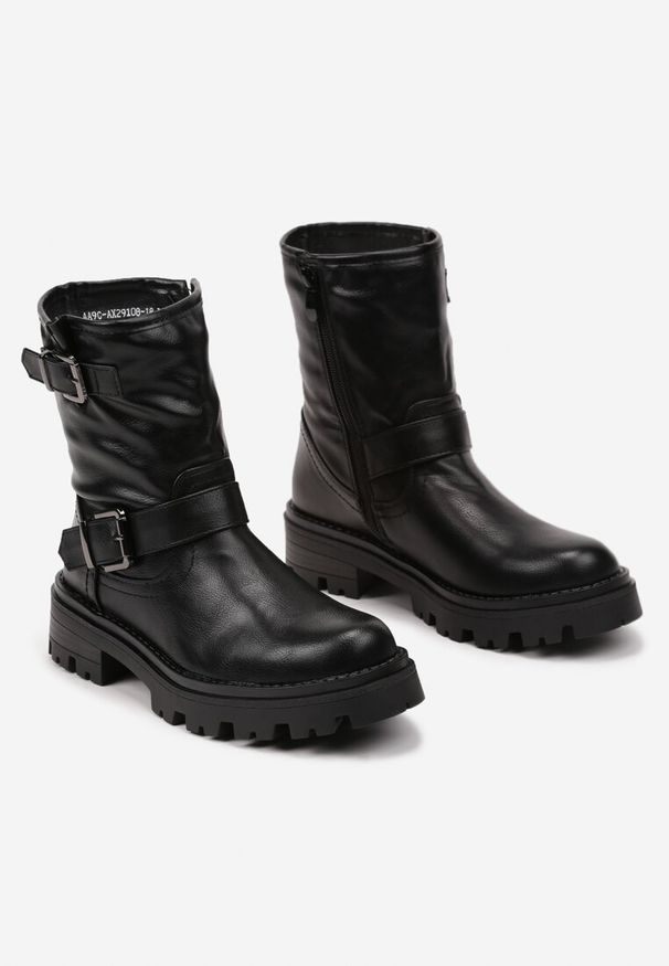 Renee - Czarne Botki w Stylu Bikerów na Platformie z Tłoczeniem z Metalicznymi Klamrami Ravandrea. Okazja: na co dzień. Zapięcie: klamry. Kolor: czarny. Materiał: jeans. Sezon: zima, jesień. Obcas: na platformie. Styl: casual, rockowy. Wysokość obcasa: średni