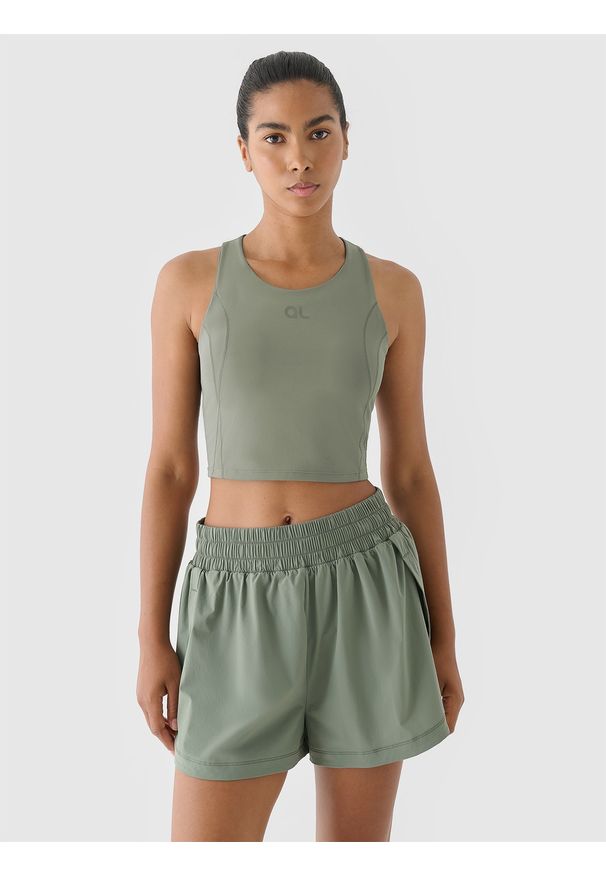 4f - 4F Crop top treningowy szybkoschnący 4F x Anna Lewandowska - khaki L. Kolor: oliwkowy, brązowy, wielokolorowy. Materiał: dzianina, guma, włókno, syntetyk, materiał, elastan. Wzór: gładki, ze splotem, jednolity. Sport: joga i pilates, fitness
