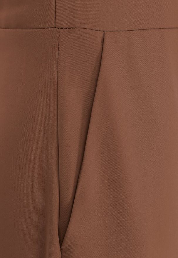 Born2be - Brązowy Elegancki Kombinezon z Ozdobnymi Zakładkami Zellysha. Okazja: na co dzień, na spotkanie biznesowe. Kolor: brązowy. Wzór: aplikacja. Styl: elegancki