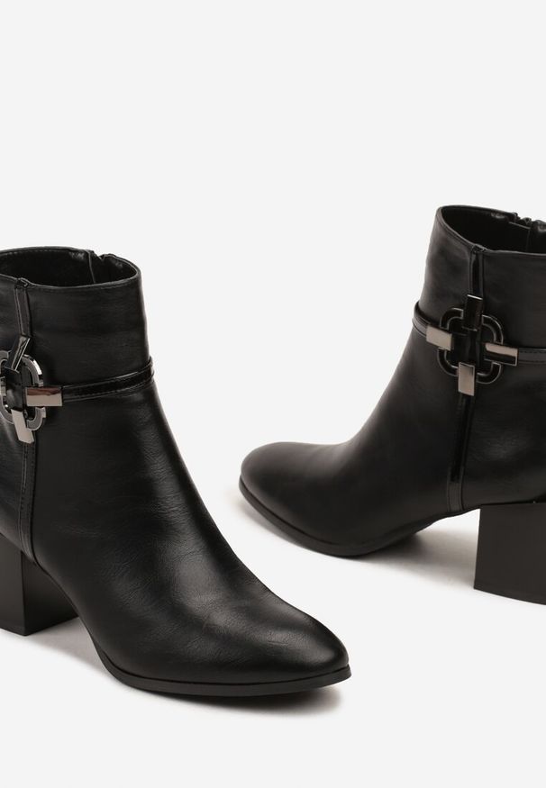 Renee - Czarne Botki na Słupku z Ekoskóry z Metaliczną Ozdobą Zindessa. Okazja: na co dzień. Kolor: czarny. Materiał: jeans. Wzór: aplikacja. Obcas: na słupku. Styl: elegancki, wizytowy, casual. Wysokość obcasa: średni
