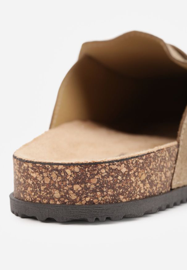 Renee - Ciemnobeżowe Klapki Mule na Podeszwie z Korka z Ozdobnymi Przeszyciami Chionessa. Okazja: na co dzień. Kolor: beżowy. Styl: casual, retro