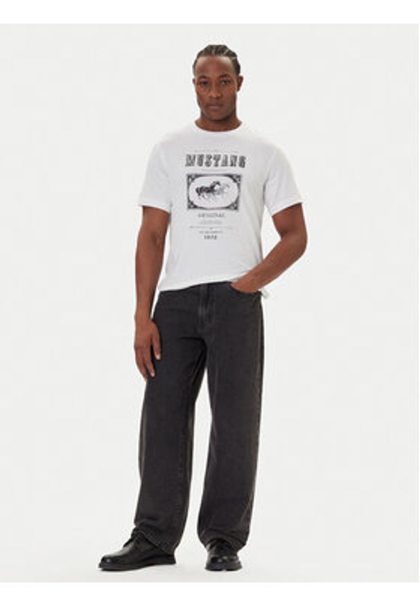 Mustang T-Shirt Akron 1016864 Biały Relaxed Fit. Kolor: biały. Materiał: bawełna