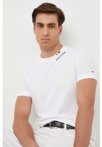 TOMMY HILFIGER - Tommy Hilfiger t-shirt bawełniany kolor biały z aplikacją. Kolor: biały. Materiał: bawełna. Długość rękawa: krótki rękaw. Długość: krótkie. Wzór: aplikacja. Styl: klasyczny #4