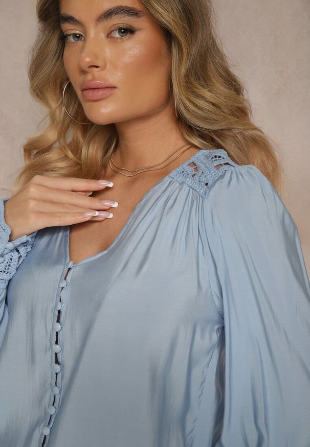 Renee - Jasnoniebieska Koszula Ozdobiona Ażurowym Wzorem Erivora. Kolor: niebieski. Materiał: jeans. Wzór: aplikacja, ażurowy. Styl: elegancki
