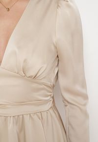 Born2be - Beżowa Satynowa Sukienka Mini z Głębokim Dekoltem i Wiązaniem z Tyłu Liadan. Okazja: na imprezę. Kolor: beżowy. Materiał: satyna. Styl: elegancki. Długość: mini #5