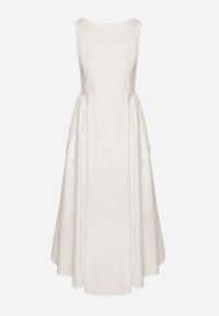 Born2be - Biała Sukienka Bawełniana o Rozkloszowanym Fasonie z Dekoltem Łódką i Kieszeniami Elenira. Typ kołnierza: dekolt w łódkę. Kolor: biały. Materiał: bawełna. Typ sukienki: rozkloszowane. Styl: elegancki #7