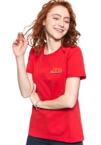 Lee - LEE T SHIRT DAMSKI CHEST LOGO TEE WARP RED L43ZFEKG 112109773. Wzór: nadruk