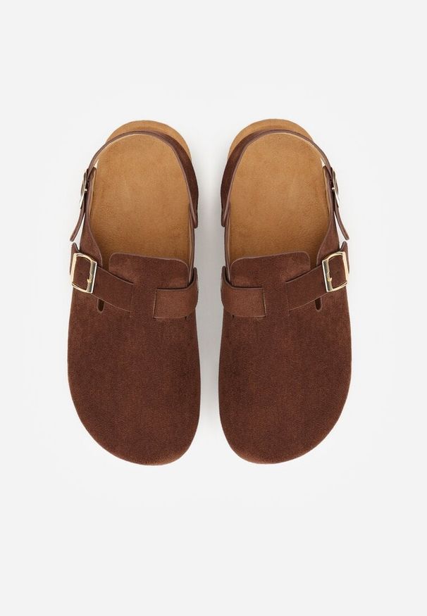 Renee - Brązowe Sandały Typu Chodaki z Klamrami Silvermore. Okazja: na co dzień. Zapięcie: klamry. Kolor: brązowy. Materiał: skóra, jeans. Styl: casual, street