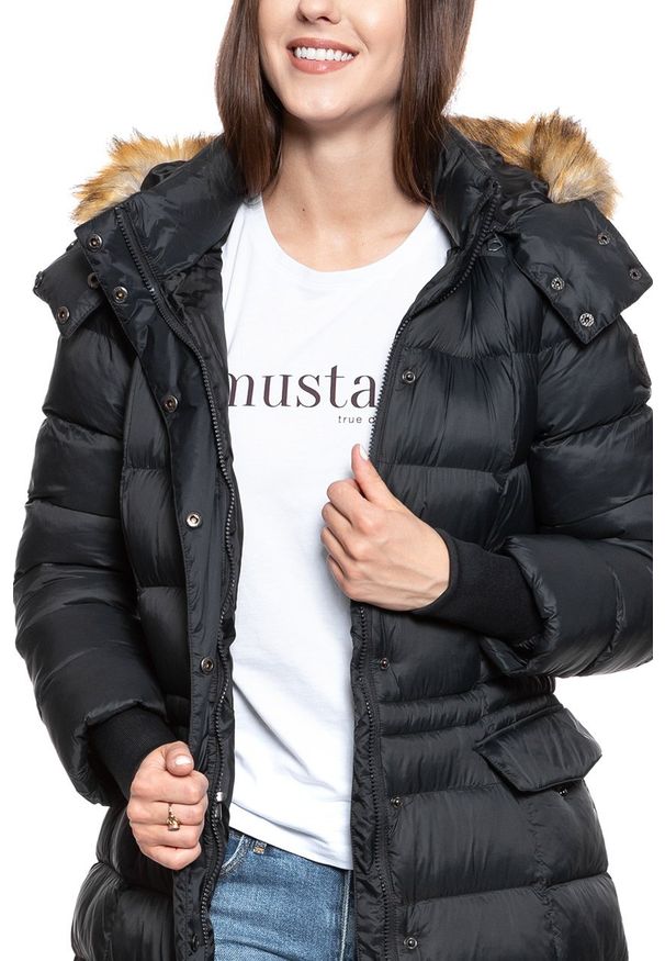 Mustang - DAMSKA KURTKA ZIMOWA MUSTANG Heidi H Longparka CAVIAR 1008260 4132. Materiał: wełna, guma, futro, poliamid, tkanina, jeans. Długość: krótkie. Wzór: aplikacja. Sezon: zima. Styl: retro, elegancki