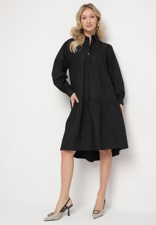 Born2be - Czarna Bawełniana Sukienka Koszulowa o Rozkloszowanym Kroju Olenias. Okazja: na co dzień. Kolor: czarny. Materiał: bawełna. Typ sukienki: koszulowe. Styl: casual