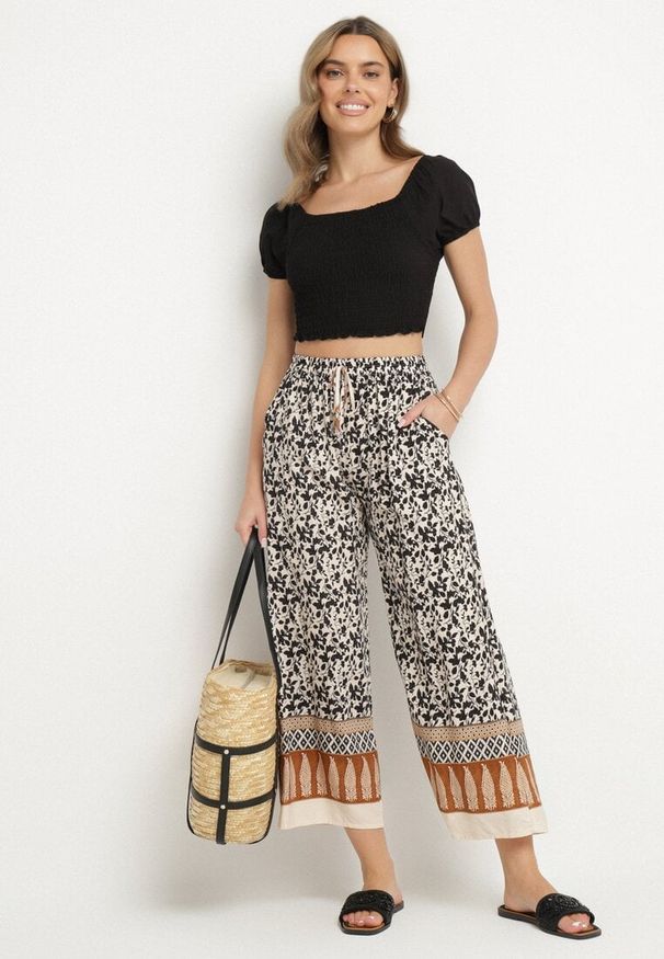 Born2be - Czarne Bawełniane Spodnie z Wysokim Stanem o Długości 7/8 ze Wzorem Boho Lisavinea. Okazja: na co dzień. Stan: podwyższony. Kolor: czarny. Materiał: bawełna. Wzór: aplikacja. Styl: boho