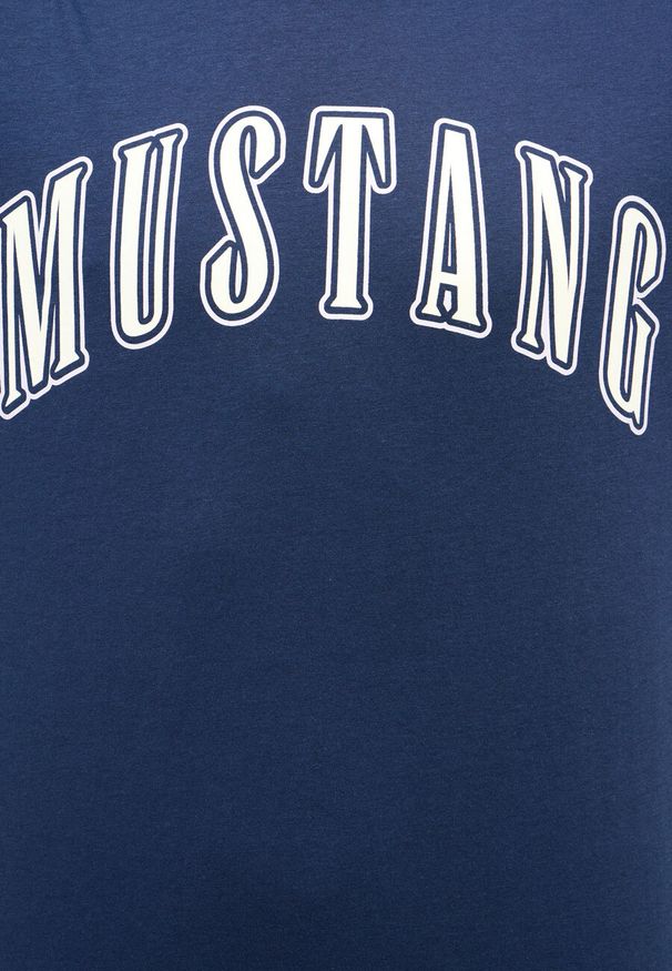 Mustang - MUSTANG AUSTIN MĘSKI T-SHIRT KOSZULKA LOGO NADRUK DRESS BLUES 1014927 5334. Wzór: nadruk