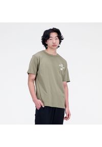 Koszulka męska New Balance MT31518CGN – zielona. Kolor: zielony. Materiał: bawełna, materiał. Długość rękawa: krótki rękaw. Długość: krótkie. Wzór: napisy