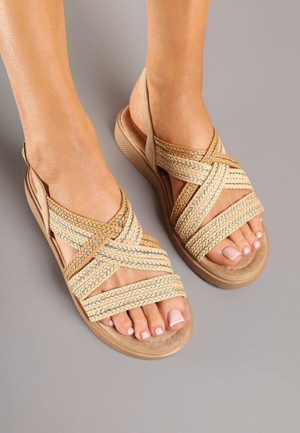 Born2be - Ciemnobeżowe Sandały Ozdobione Plecioną Cholewką Selozi. Okazja: na co dzień. Zapięcie: sprzączka. Kolor: beżowy. Wzór: aplikacja. Sezon: wiosna, lato. Styl: casual