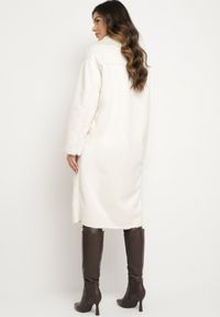 Born2be - Jasnobeżowy Futrzany Płaszcz z Imitacji Zamszu o Jednorzędowym Kroju z Kieszeniami Aletara. Okazja: na co dzień. Kolor: beżowy. Materiał: zamsz, futro. Długość rękawa: długi rękaw. Długość: długie. Sezon: zima. Styl: casual, elegancki #3