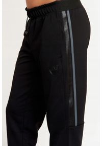 EA7 Emporio Armani - EA7 Spodnie dresowe z lampasami. Kolor: czarny. Materiał: poliester. Wzór: aplikacja