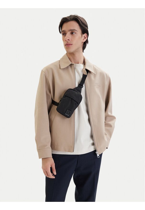 Calvin Klein Saszetka Utility Emblem Phone Crossbody LV04D1192G Czarny. Kolor: czarny. Materiał: materiał