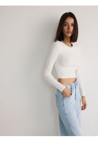 Reserved - Krótki bawełniany longsleeve - biały. Kolor: biały. Materiał: bawełna. Długość rękawa: długi rękaw. Długość: krótkie #1